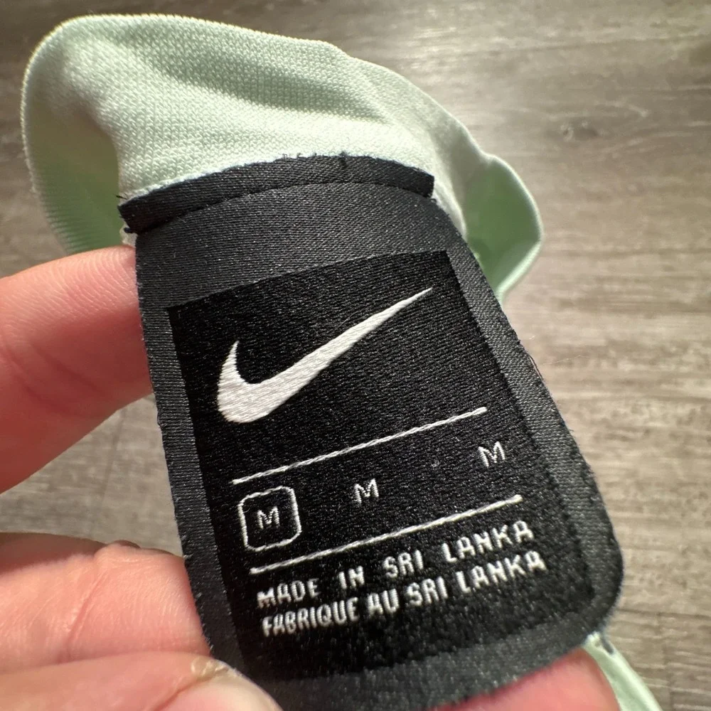 Nike Tank Top Womens Medium Green Nylon City Ready Seamless Mesh Crop CU5190-336